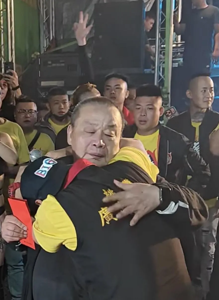 賴銘偉抱父痛哭！廟前唱〈伊是阮老爸〉祝壽　情緒潰堤畫面曝光