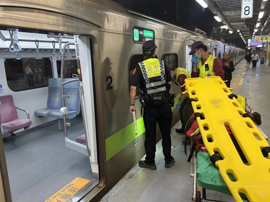 台鐵中壢站旅客闖軌！遭1263次區間車撞擊送醫　列車旅客全換乘