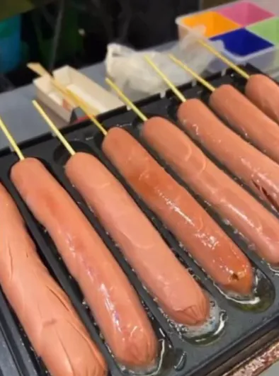 饒河夜市澱粉腸攤成分不明惹議　業者急道歉：暫停營業