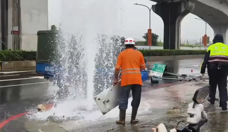 影/泰山聯結車雨天失控輾碎路人　再衝工地2保全受傷