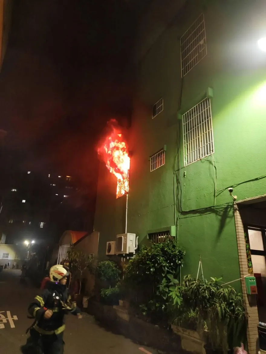 台南透天厝火警！火舌狂竄如駭人鬼臉　8分鐘迅撲滅