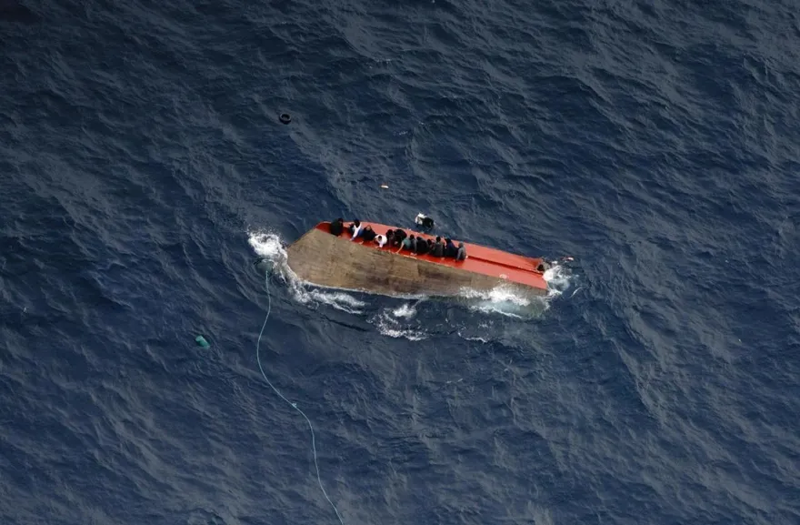 影/倖存者緊抓船體求生！利比亞難民船翻覆「至少70人失蹤」