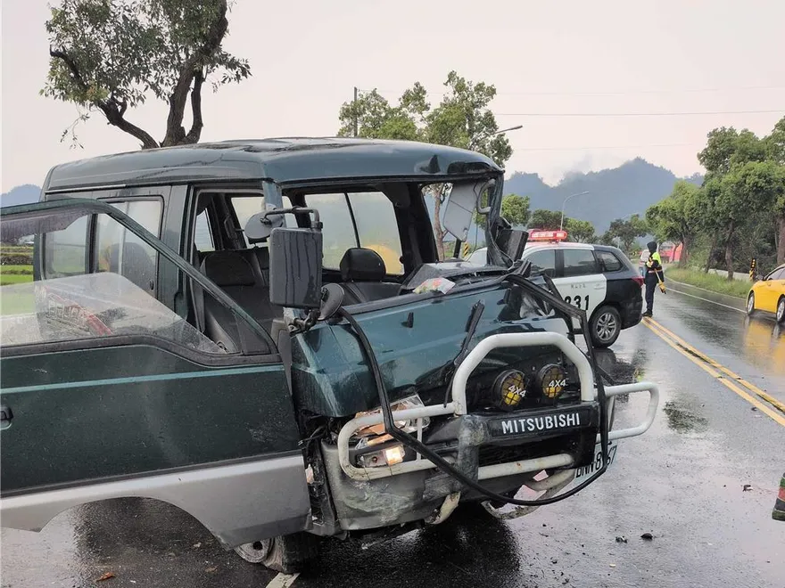 台東休旅車打滑自撞！58歲男未繫安全帶拋飛　腿裂15公分