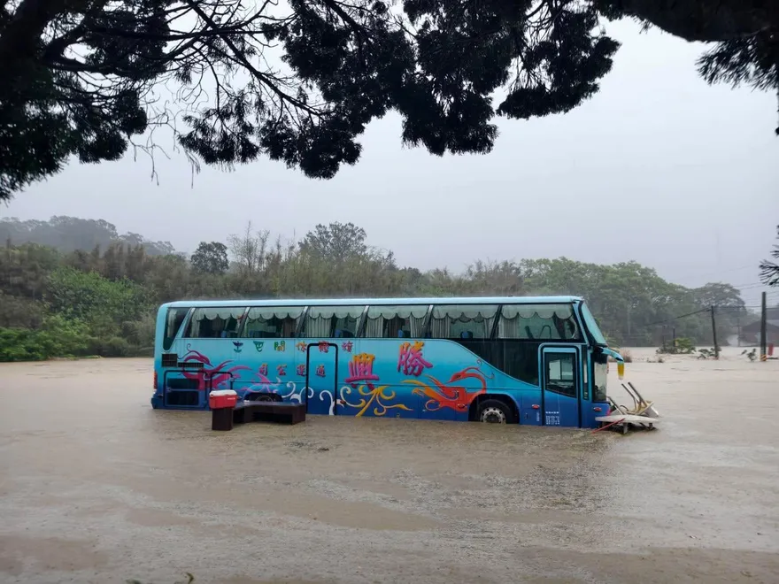 影/苗栗遊覽車淹成「觀光船」造謠人造雨！粉圓姐姐道歉了