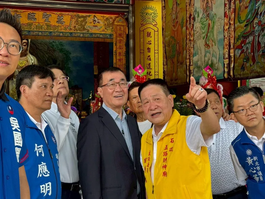 李四川「特別日子」訪石碇老街！獲「神祕大禮」被暖哭