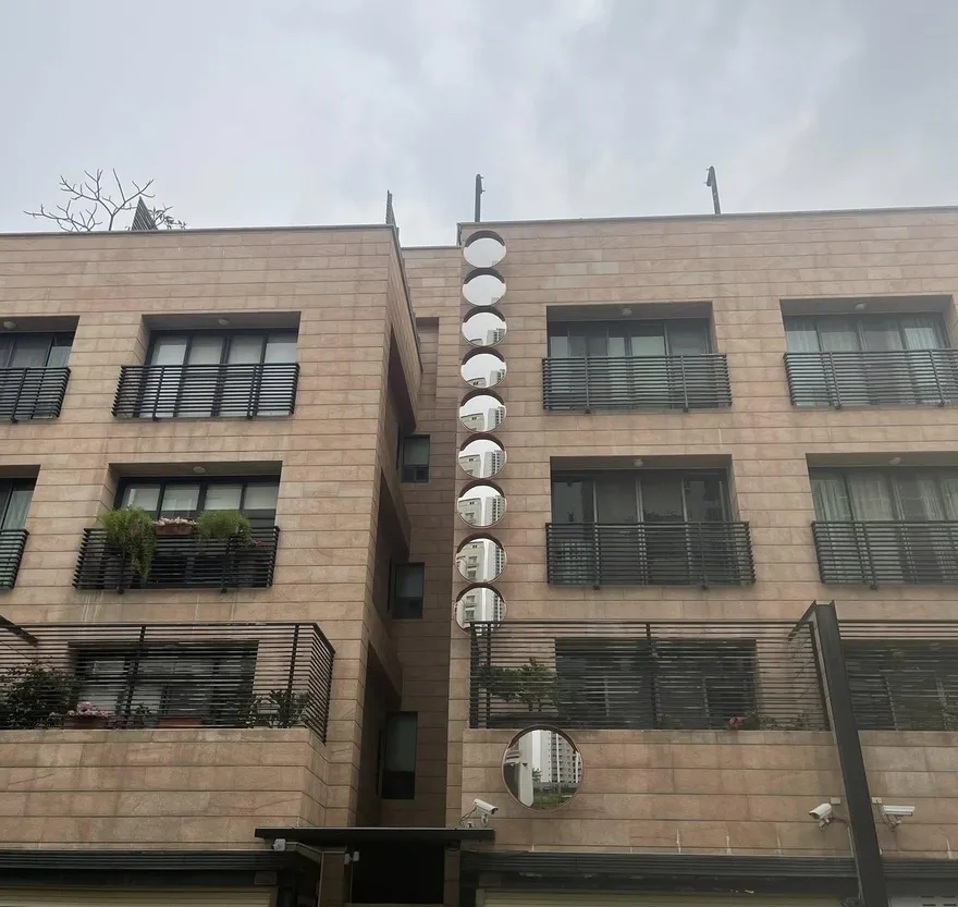 台南離譜建物「詭掛10面凸面鏡」　專家警告：雙方都會衰