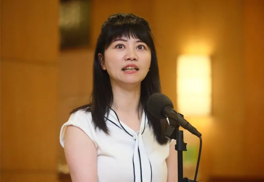 高嘉瑜喊「沈伯洋最強」！被問是否願意共掛看板「秒回這句」