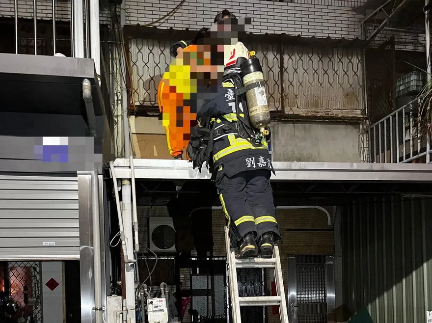 台中民宅陷火海「烈焰1樓衝到4樓」！1家4口「1意識模糊、1昏迷」