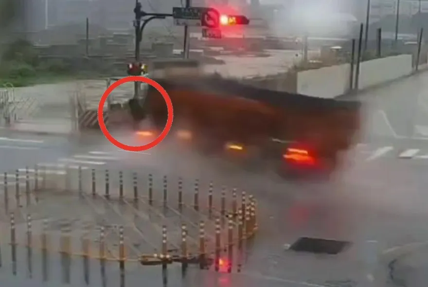 影/宛如強震！新北大道聯結車失控撞死路人　直擊奪命影像