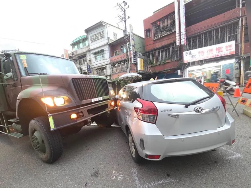 桃園軍方例行訓練途中出事！「戰術輪車載20士兵撞民車」