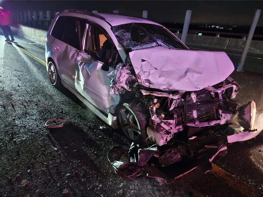 國3竹田段施工！砂石車駛入內線　29歲男猛撞「車頭全毀」