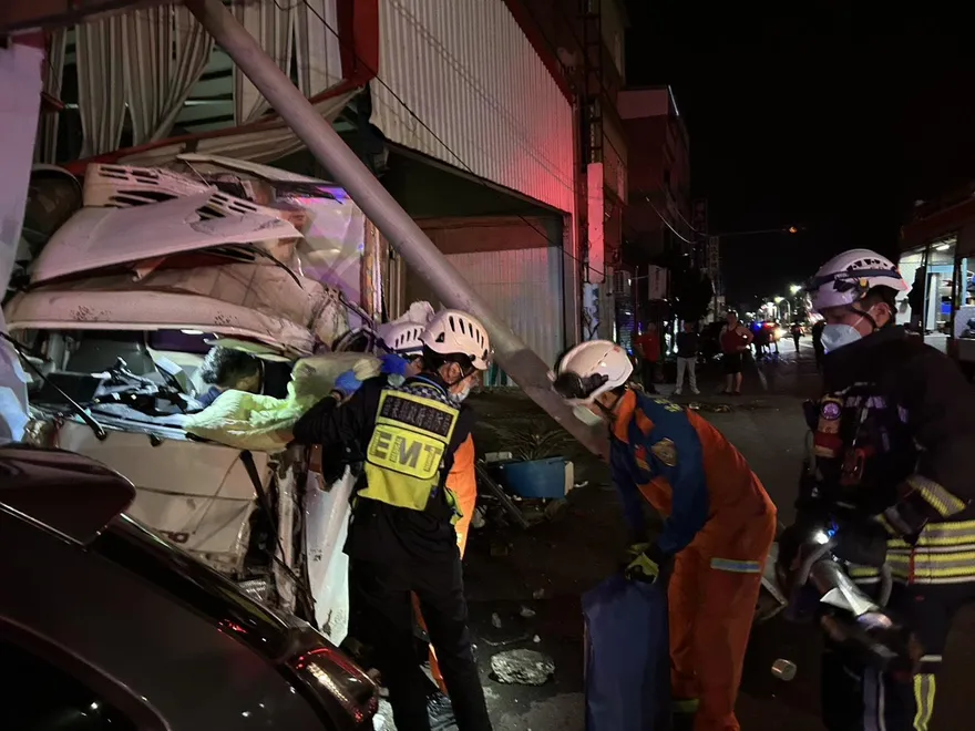 影/連假狂加班！苗栗物流車連撞2車3民宅　號誌桿成C形