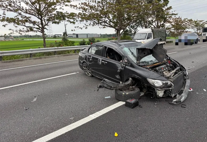 酒駕失控撞護欄「車頭變爛鐵」　國1大林段一度大塞車