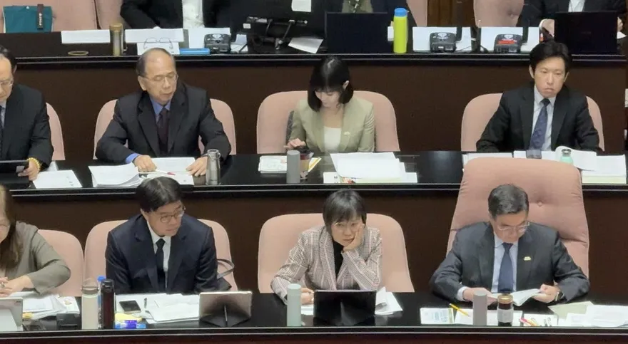 無視李貞秀！卓榮泰被抓包讀鍾佳濱新書　陳智菡開酸：裝忙就好