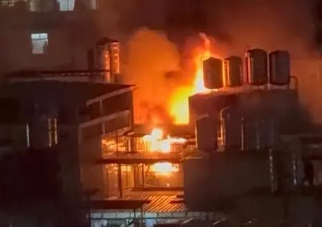 烈焰噴發！新北中和樓中樓頂加狂燃「9人急逃」