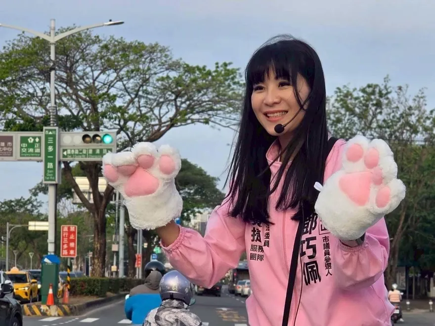 高雄議員參選人看板遭刮損　男稱等公車臨時起意