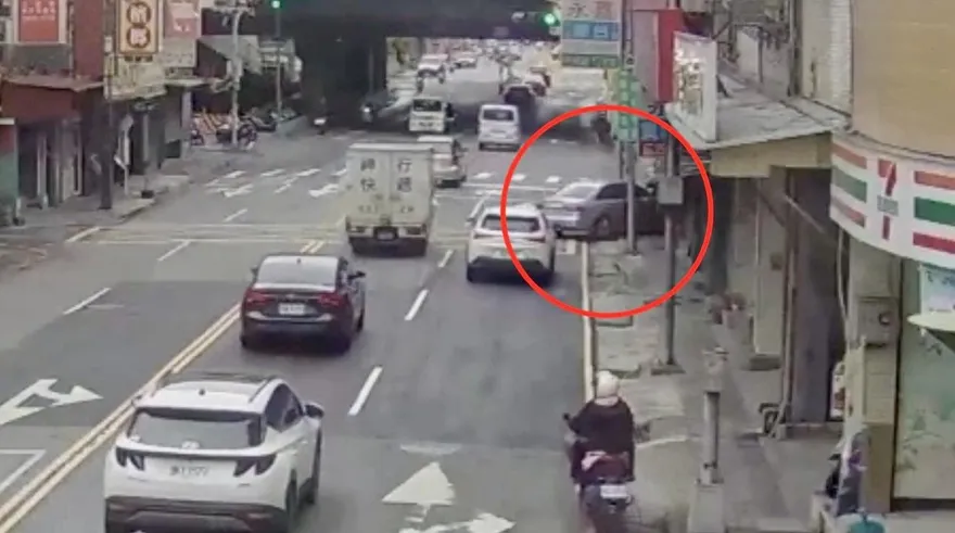 影/新北莽男貸款糾紛開車衝撞店面　逃離現場100公尺遭逮