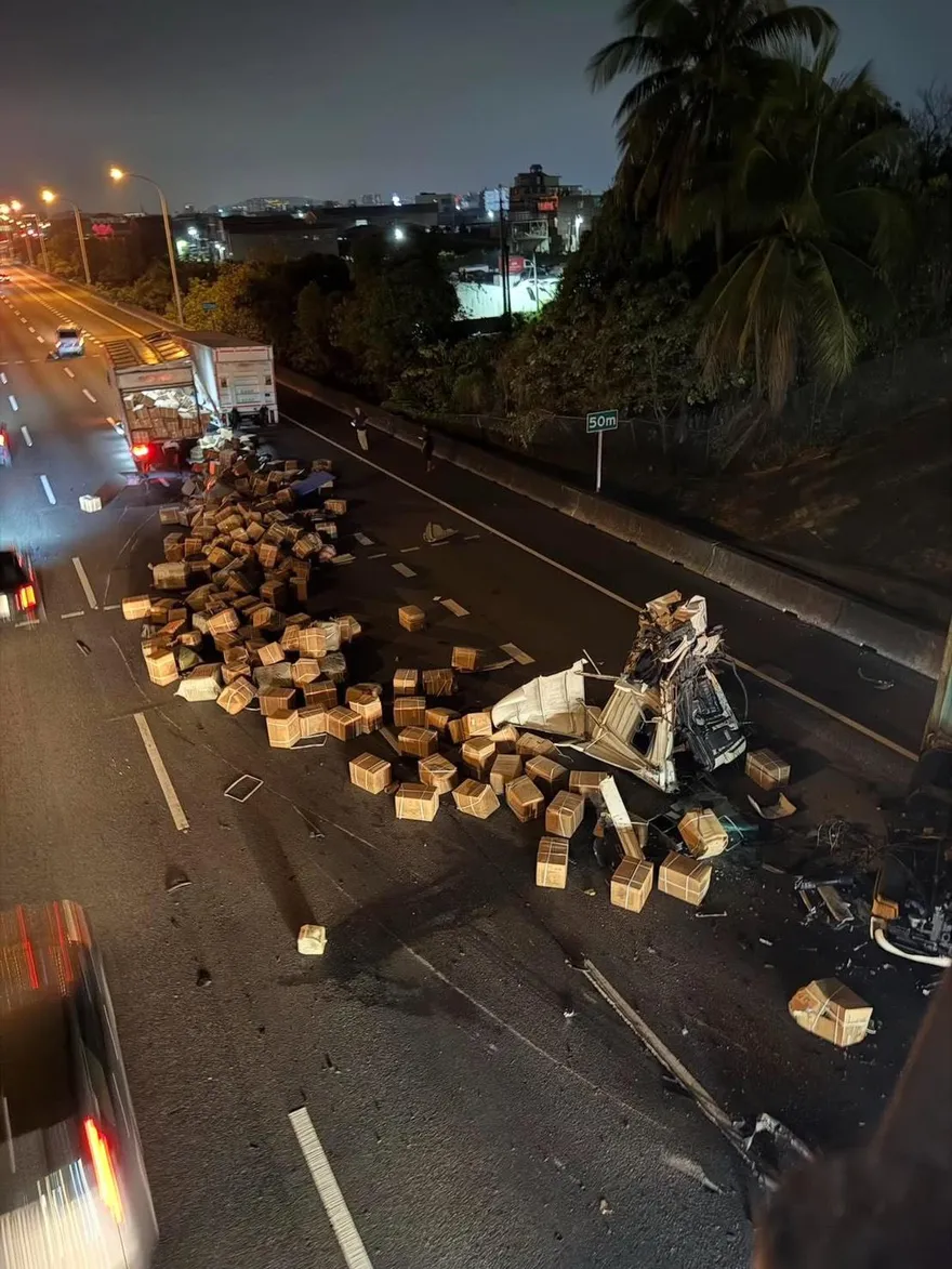 影/國道驚見「紙箱瀑布」！3車連環撞　聯結車駕駛送醫亡