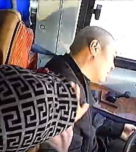 影/陸客運駕駛疑心臟病發！猝死前拚命「踩住剎車」救全車45人