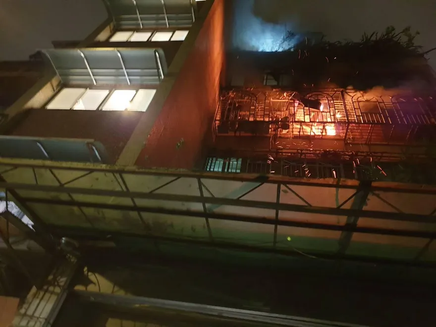 萬華民宅凌晨大火「4樓竄火舌」　警消灌救幸無人傷亡