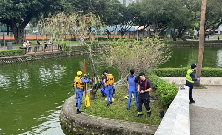 台中公園女子陳屍湖中　警消打撈上岸死因待查