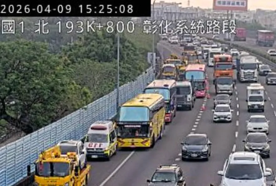 國1彰化遊覽車追撞大貨車　北上回堵2公里