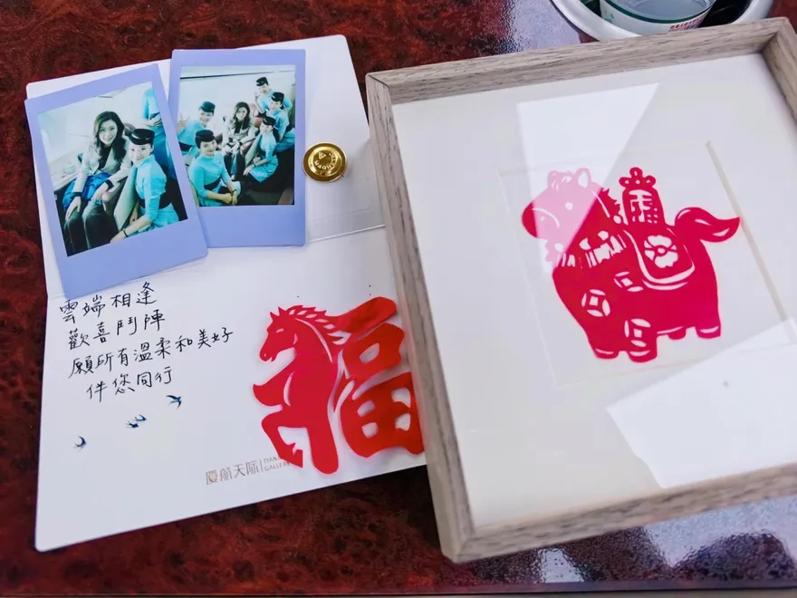 搭廈門航空飛北京　鄭麗文遇5位台灣空服員喊：難能可貴的緣分！