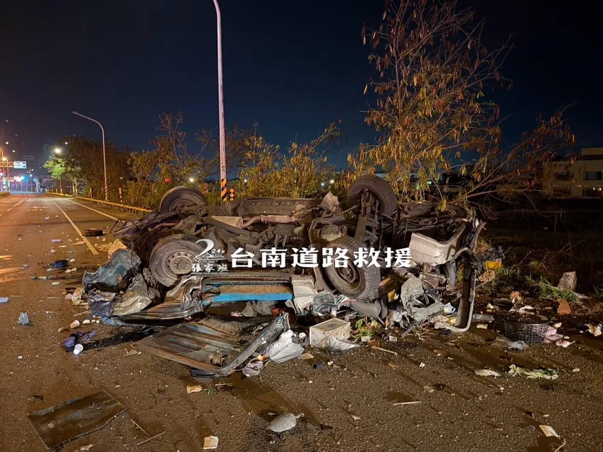 影/救不回！台南國8重大車禍「車全碎人斷魂」