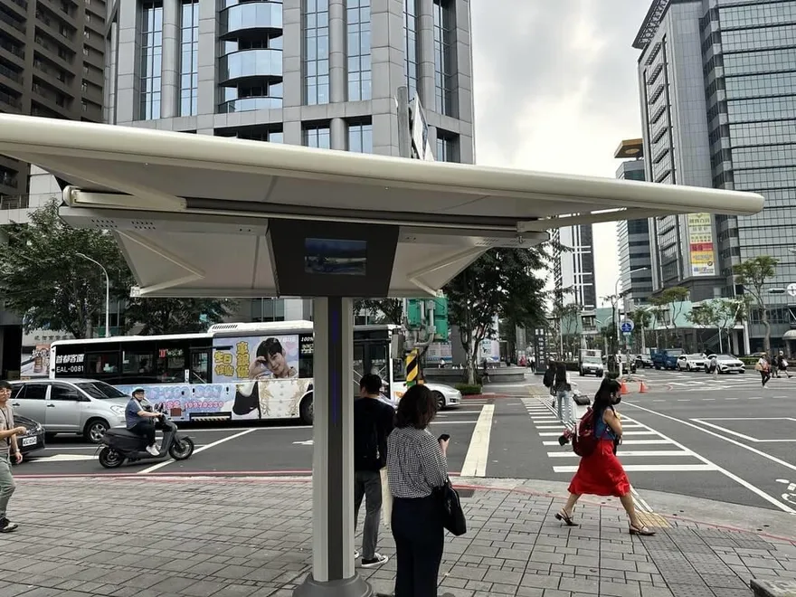 炎夏等紅燈涼一下！新北2路口試辦自動化人行道遮陽傘