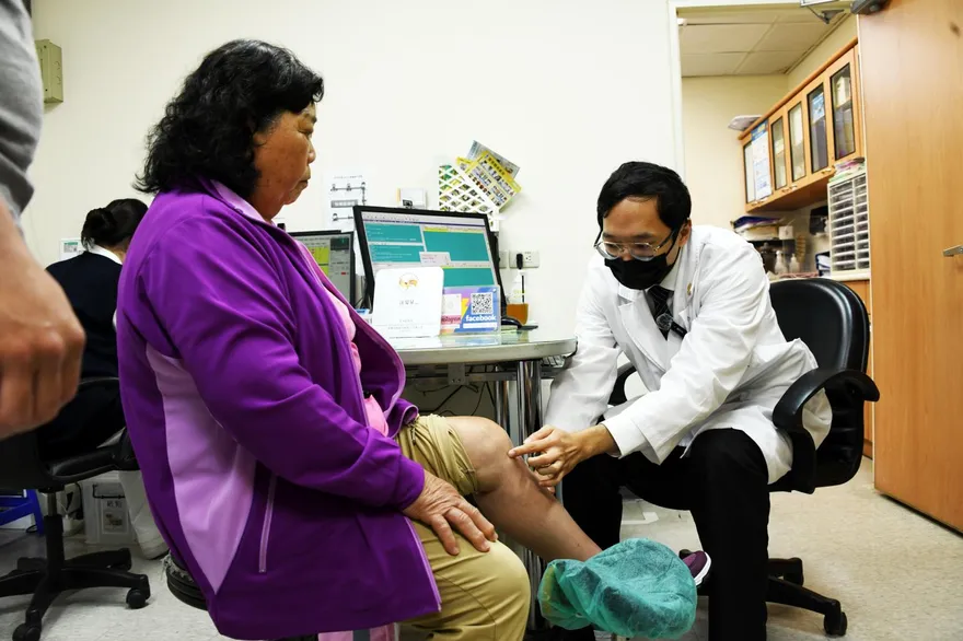 嬤膝蓋痛打針、吃藥都沒用！醫揪「脊椎骨刺」才是元兇