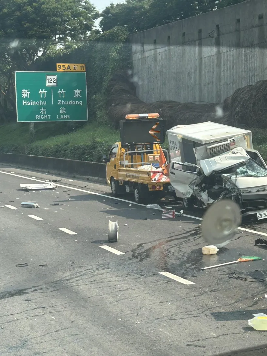 疑精神不濟釀禍！國1寶山路段4大小車追撞　4傷送醫