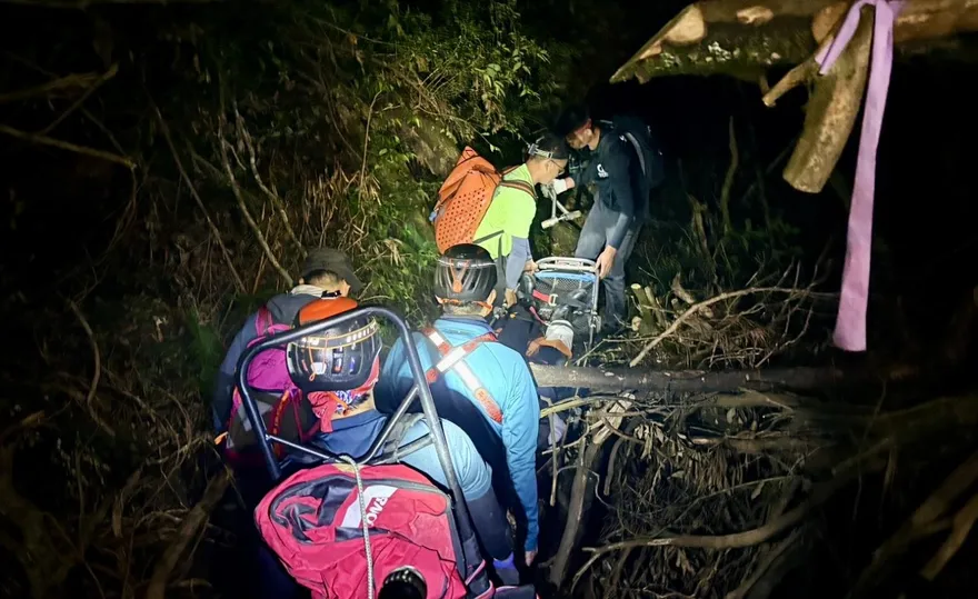 影/女山友攀西巒大山慘摔　警消8hrs完成救援任務