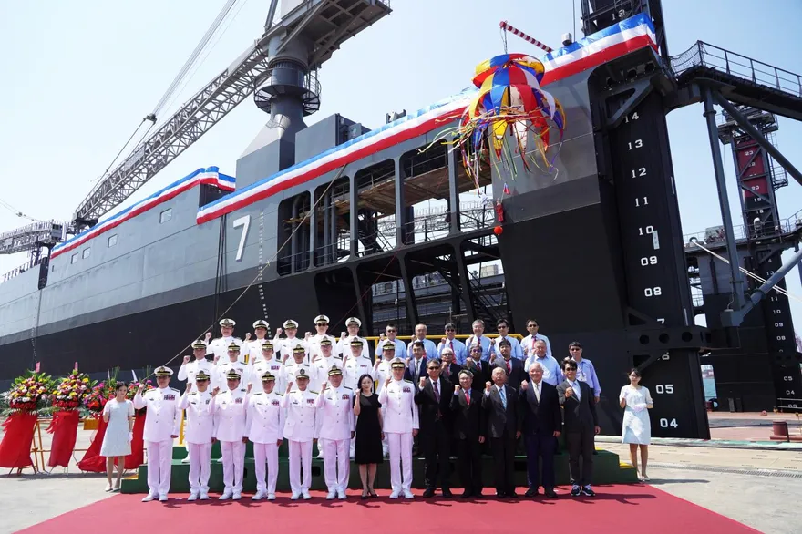 提升中小型艦艇維修能量　海軍新建浮塢高雄下水