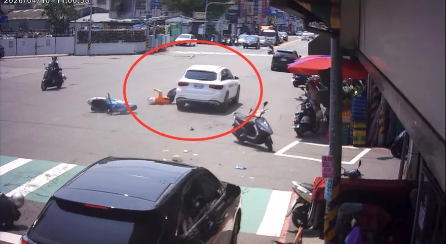 影/台中大里賓士車暴衝撞2機車　2騎士遭撞飛1人昏迷