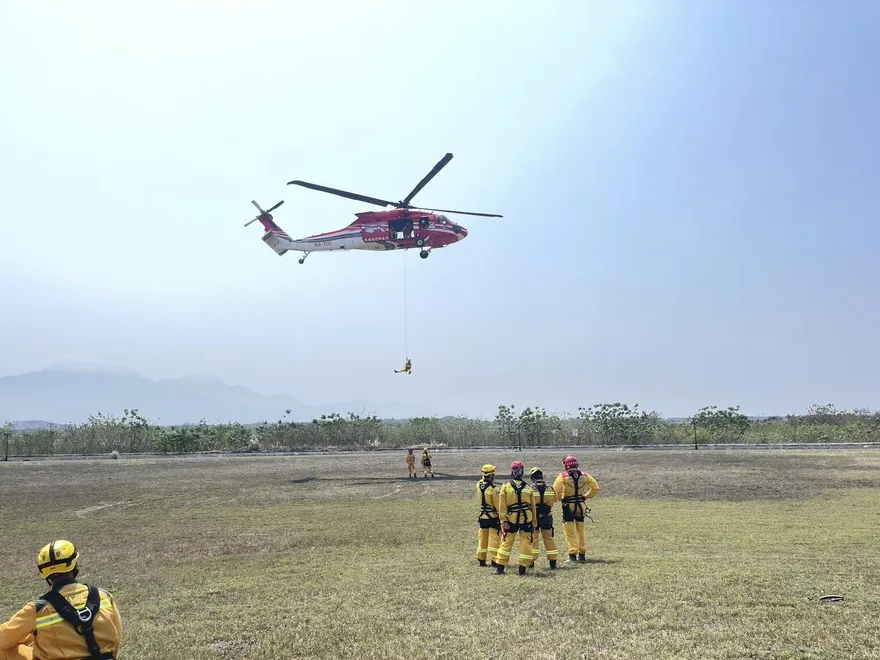 黑鷹直升機吊掛屏東複訓！50名護管員強化山林救災戰力