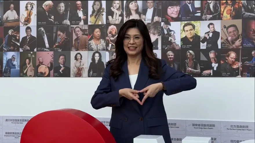 展現溫柔力量！參觀北京國家大劇院　鄭麗文在名人牆前比「愛心」留影