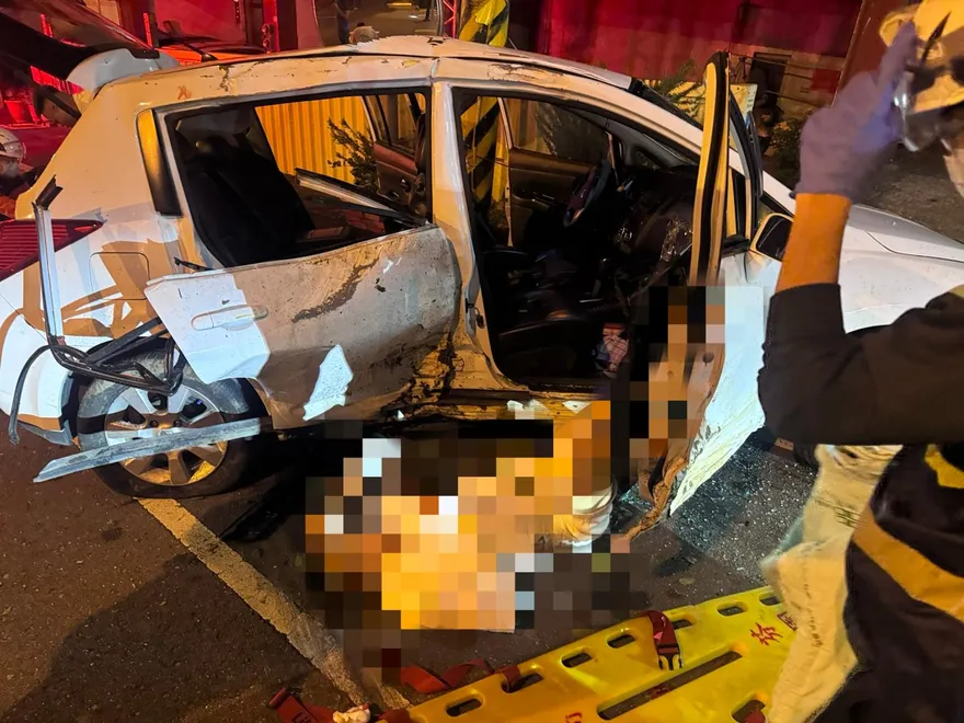 影/競速競到險進鬼門關！彰化「轎車猛撞電線桿波及民宅」4人送醫