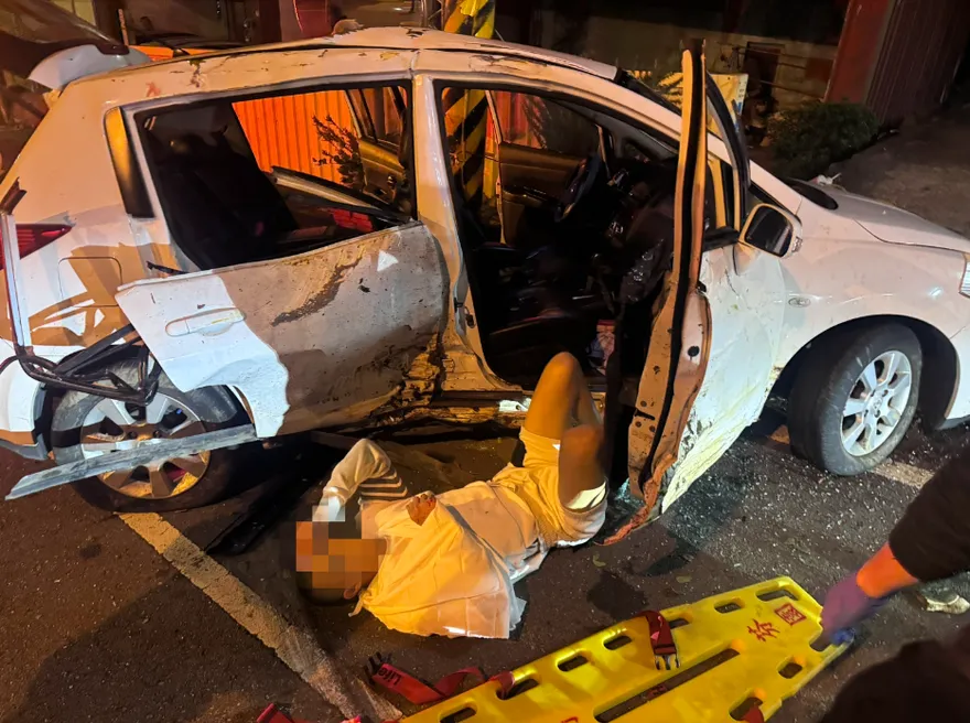 影/6高中生無照夜遊！撞路邊電桿波及民宅　4人送醫