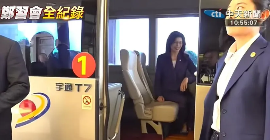 綠側翼大翻車！造謠鄭麗文搭巴士被矮化　律師一張照片狠打臉