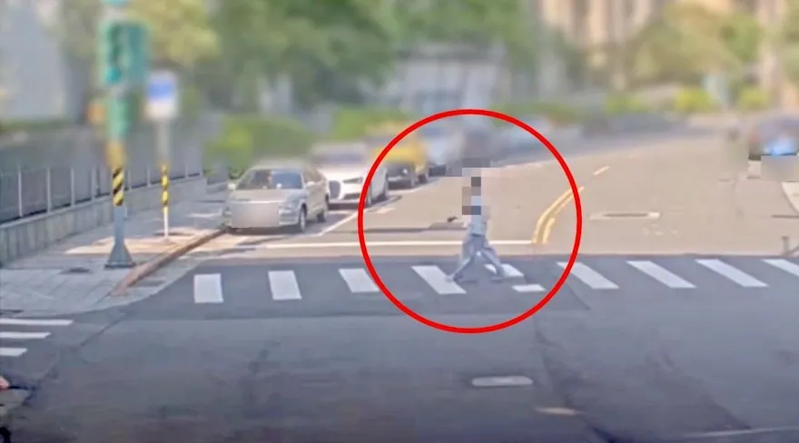 影/北市23歲男離奇躺路中遭輾斃　父母淚崩檢警追查死因