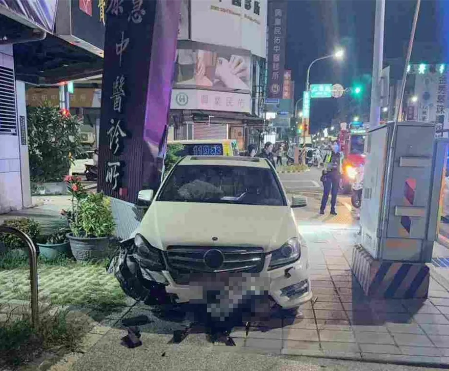 嘉義凌晨警匪追逐！男子倒車甩尾撞毀診所招牌　警搜出軍火庫