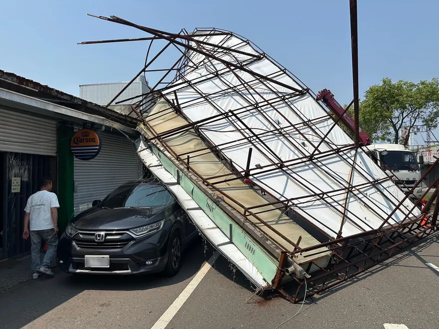 影/桃園龍潭廣告帆布墜落　路邊汽車遭砸幸無傷亡