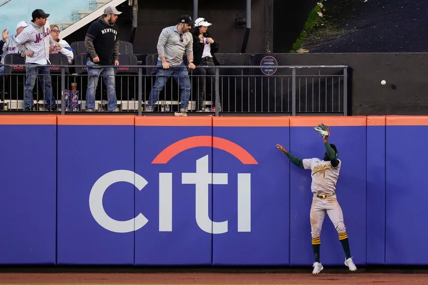 MLB/美技接殺不成　運動家外野手「助攻」全壘打