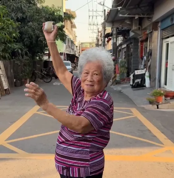 影/9旬「大港阿嬤」來了！台鋼雄鷹主場開球　揪孫女練投