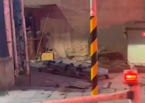 影/內湖爆工安意外！工人摔落工作梯受傷　救護車緊急馳援