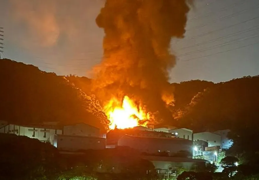 五股舊衣工廠全面焚燒！火勢猛烈消防急拉水線灌救幸無傷亡