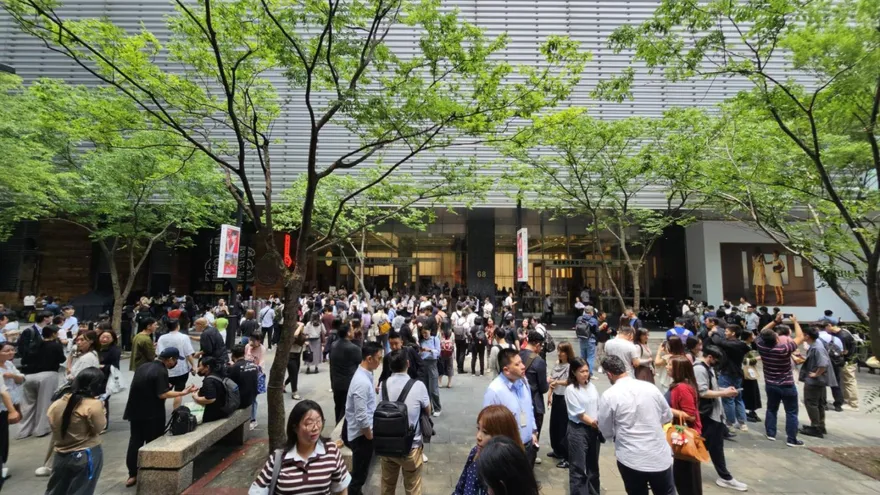 影/微風信義「饗饗」排油煙管起火5人嗆傷　業者致歉