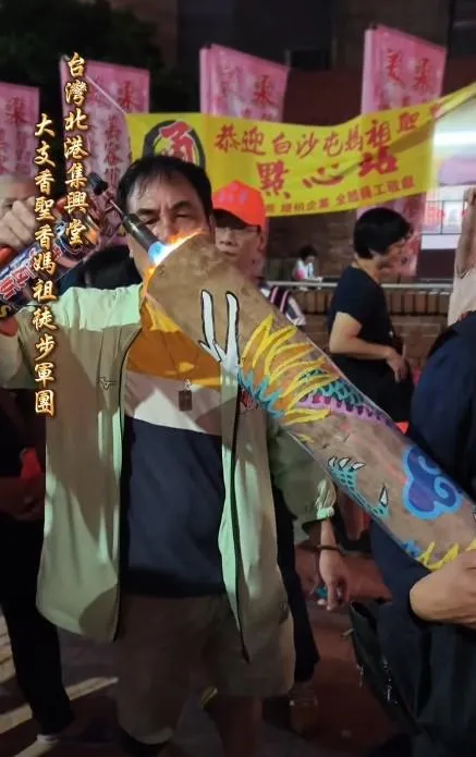 影/大力士香燈腳！10 人扛2米長40公斤巨香　走8天7夜