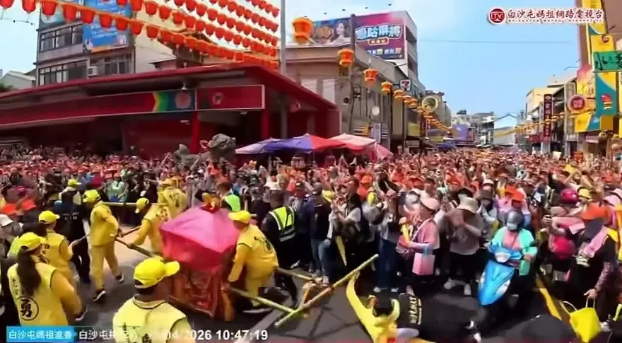 影/姊妹會好嗨！粉紅女神抵鎮瀾宮急衝　轎班遭甩飛
