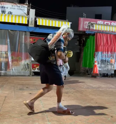 影/勇腳伯也來了！提前抵拱天宮參加進香　路邊休息被驅趕